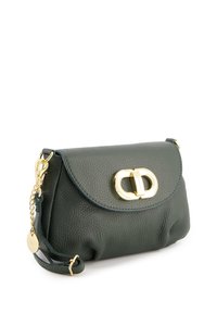 Zielona torebka crossbody z teksturowanej skóry, z zapięciem z złotego metalu, łańcuszkowym detalem oraz zaokrąglonym kształtem. Charakteryzuje się klapą składającą się na dwa złożone elementy.