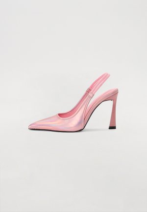 Růžové slingback lodičky vyrobené z iridescenčního materiálu s špičatou špičkou, štíhlým podpatkem a elastickým popruhem pro lepší přizpůsobení. Hladký povrch s lesklým finišem.