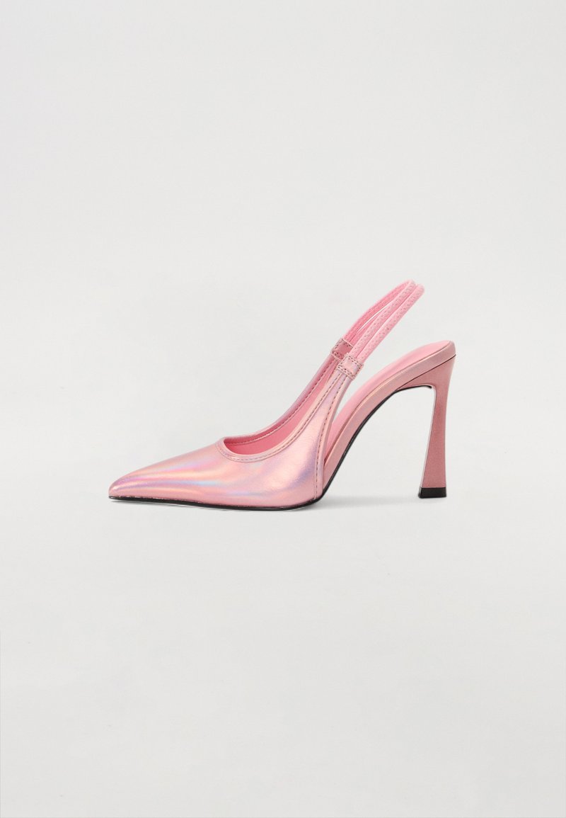 Irányított rózsaszín slingback magassarkú, irizáló anyagból készült, hegyes orrú, karcsú sarkú és rugalmas pánttal a megfelelő illeszkedés érdekében. Simaság jellemzi, fényes felülettel.