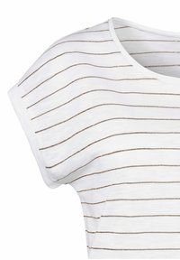 Camiseta blanca de manga corta con delgadas rayas metálicas doradas. La tela parece suave, con un corte relajado y escote redondo.