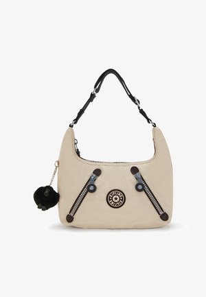 Beige stof håndtaske med en buet form, der har to diagonale lynlåse, sorte detaljer og en aftagelig pelsnøglehænger. Forstærket rem.
