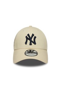 Beige színű baseballsapka sötétkék hímzett "NY" logóval. Hajlított karimával és állítható pánttal rendelkezik. A címke a "9FORTY" stílust mutatja.