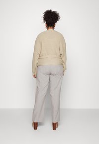 Noisy May Curve NMJAMIL V-NECK CABLE WRAP CURVE - Camisola - irish cream