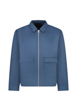 Blauwe jas met kraag, ritssluiting aan de voorkant en twee voorzakken. Gemaakt van een gladde stof met een aansluitend ontwerp en lange mouwen.