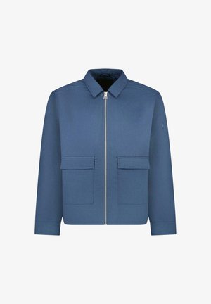 Blauwe jas met kraag, ritssluiting aan de voorkant en twee voorzakken. Gemaakt van een gladde stof met een aansluitend ontwerp en lange mouwen.