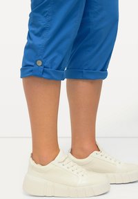 Ulla Popken 7/8 RETROUSSABLE POCHES - Pantalon classique - medium blue
