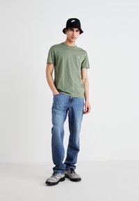 Lee PATCH LOGO TEE - Lihtne T-särk - olive stone