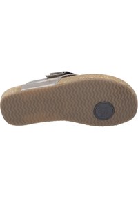 Sølv sandale med en spænde rem, kork mellemsål og gummiydersål med zigzag mønster. Den laterale visning viser en glat overflade.