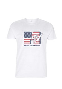 Bílý bavlněný tričko s grafikou, na které je modré "MTV" se zčervenalými pruhy, připomínajícími americkou vlajku, a textem "MUSIC TELEVISION."