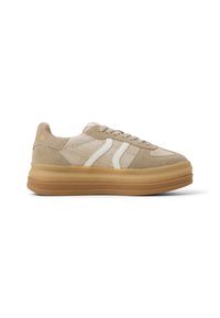 Beżowe zamszowe sneakersy z tkaninowym wierzchem, białymi akcentami i grubą gumową podeszwą. Posiadają sznurowane zapięcie oraz minimalne logo.
