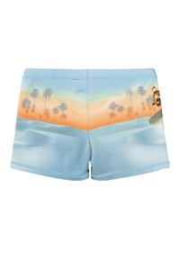 Μπλε μαγιό με σχέδιο ηλιοβασιλέματος σε gradient, που περιλαμβάνει παλαιστές και φοίνικες. Κατασκευασμένο από ελαφρύ, υφασμάτινο ύφασμα με ελαστική μέση.