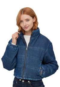 Dżinsowa kurtka w ciemnoniebieskim kolorze, z wysokim kołnierzem, zapięciem na zamek, elastycznymi mankietami oraz pikowanym wzorem z widocznymi szwami.