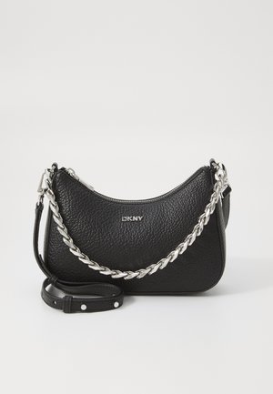 Bolso de hombro DKNY de cuero negro con textura granulada, detalle de cadena plateada y correa ajustable sobre un fondo blanco liso.