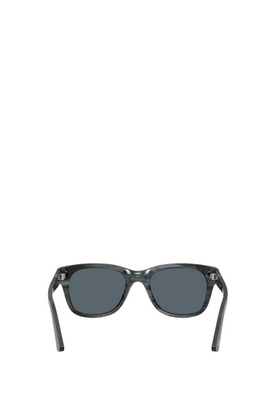 Solbriller med rektangulært design, gennemsigtig mørkegrå acetatramme, grå linser og slanke sorte stænger, der viser subtil branding.