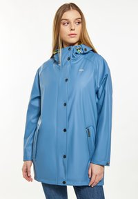 Mėlynas nepralaidus vandeniui lietpaltis su kapučinu, spaudėmis, šoninėmis kišenėmis ir kontrastingomis geltonomis raištelėmis. Lygus, blizgus paviršius.