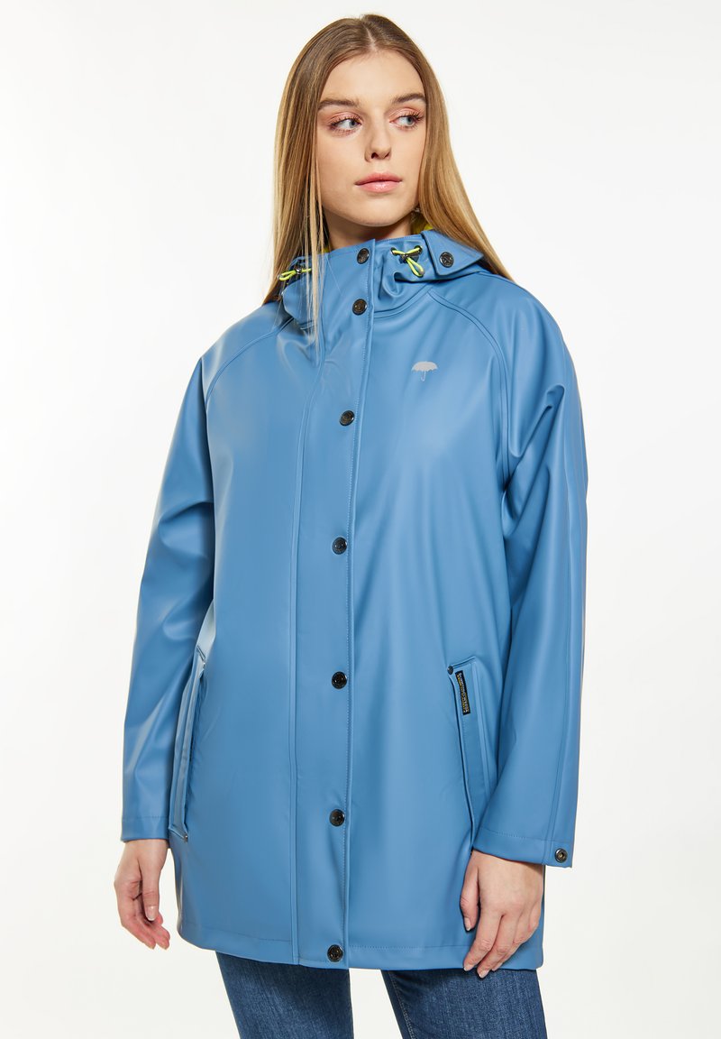 Mėlynas nepralaidus vandeniui lietpaltis su kapučinu, spaudėmis, šoninėmis kišenėmis ir kontrastingomis geltonomis raištelėmis. Lygus, blizgus paviršius.