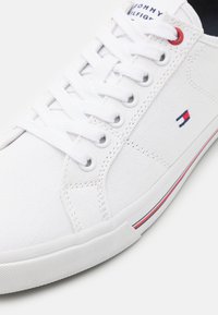 Tommy Hilfiger CORE CORPORATE - Zapatillas - white