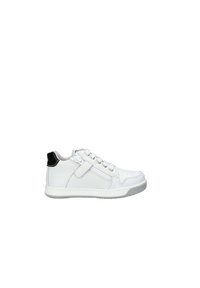 Scarpa atletica bianca con tomaia in pelle liscia, punta rotonda, accentuazione nera sul tallone, chiusura con lacci e strap in Velcro per una vestibilità sicura.