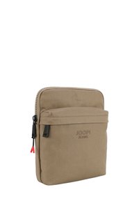 Bustina in tessuto beige con tasca frontale, superficie texturizzata e logo stampato "JOOP! JEANS". Presenta una zip nera, accenti di design distintivi.