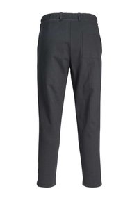 Pantalon en tissu noir et doux avec une taille élastique, des jambes droites et une poche arrière unique. Texture lisse sans motifs visibles.