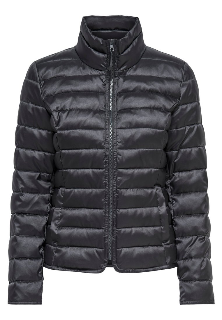 Svart vadderad puffjacka med hög krage, långa ärmar och framzipper.