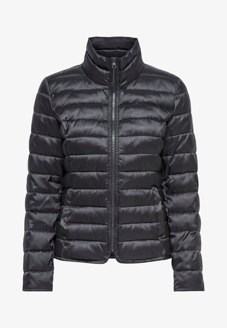 Svart vadderad puffjacka med hög krage, långa ärmar och framzipper.