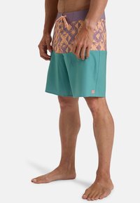 Pánske plavecké kraťasy s fialovým vrchom s kvetinovým vzorom, tyrkysovým dnom, elastickým pásom a predným šnurovaním.