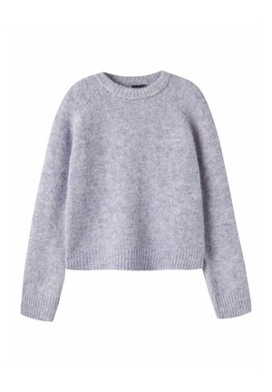 Pull violet clair en maille à manches longues avec col rond et poignets et ourlet côtelés, présenté sur un fond blanc.