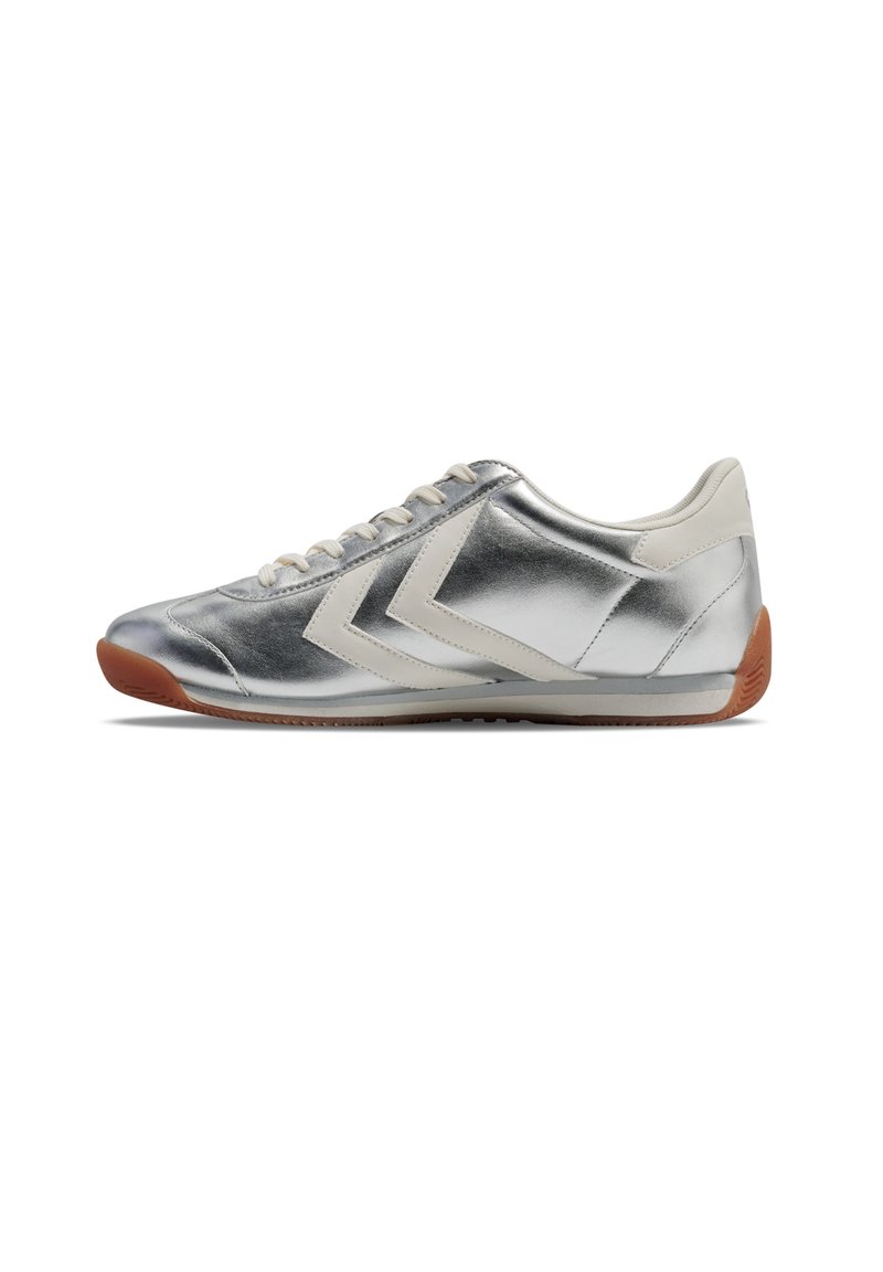 Metaliczne srebrne buty sportowe z białymi akcentami, z płaską gumową podeszwą, sznurowanym przodem i smukłym designem.