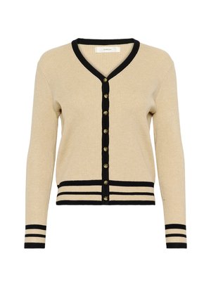 Beige gerippter Cardigan mit einem schwarzen V-Ausschnitt und Bündchen, der goldene Knöpfe an der Vorderseite und schwarze Streifen am Saum und an den Ärmeln hat.