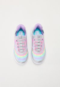 Zapatillas multicolores con una tela brillante e iridiscente. Presentan detalles en plata, cordones rosa y un patrón de estrellas en todo el diseño.