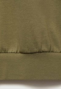 Olivengroen sweatshirtstof met een gestructureerd breipatroon en een gerimpelde elastische onderzoom, die een gladde afwerking en subtiele glans toont.
