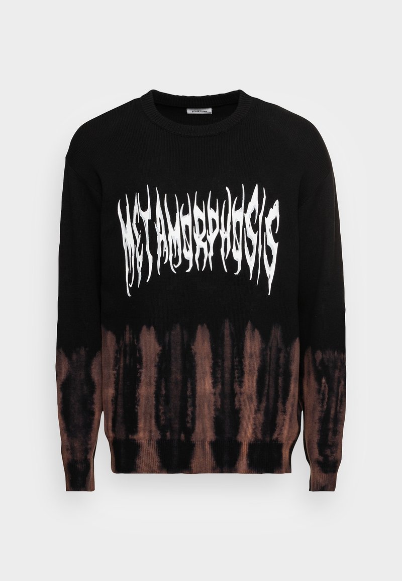 Svart långärmad tröja med en tie-dye gradienteffekt i brunt. Har fet vit text som säger "METAMORPHOSIS" på framsidan.