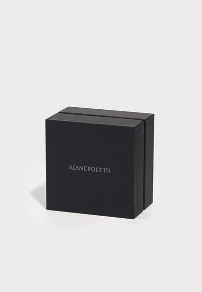 Schwarze Pappschachtel mit mattem Finish, ausgestattet mit einem blauen "ALAN CROCETTI"-Logo auf der Vorderseite; quadratische Form, schlichtes Design, keine sichtbare Hardware.