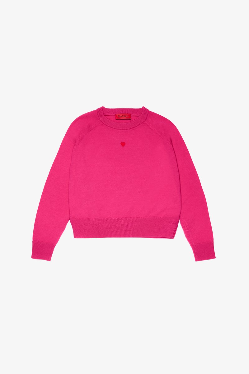 Rosa Pullover mit rundem Ausschnitt, langen Raglanärmeln, gerippten Bündchen und Saum, mit einer kleinen roten Herzstickerei auf der Brust.