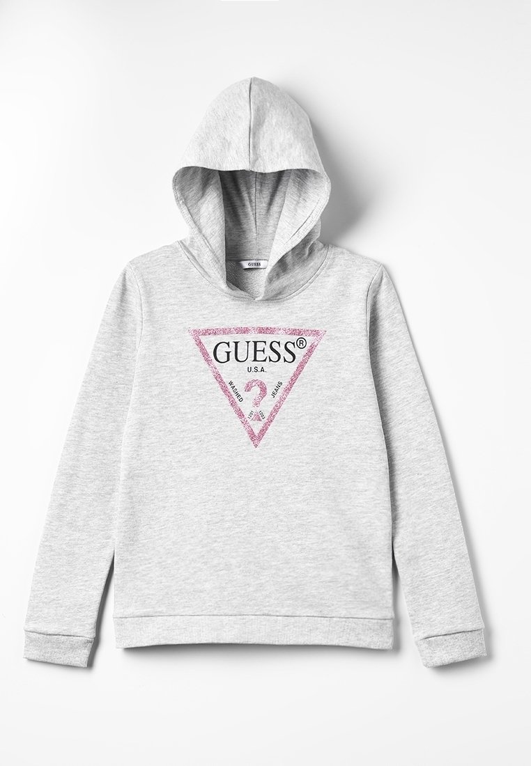 Sudadera gris claro con un bolsillo frontal, capucha con cordón y un logo triangular de "GUESS" en purpurina rosa. Fabricada en tejido de felpa suave con puños acanalados.
