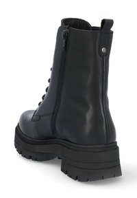 Botín negro de cuero hasta el tobillo con cremallera lateral, cordones en la parte delantera, suela de goma gruesa y un acabado texturizado. Cuenta con una lengüeta en la parte posterior.