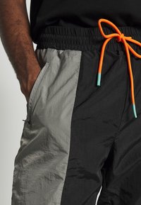 Only & Sons Träningsbyxor - black