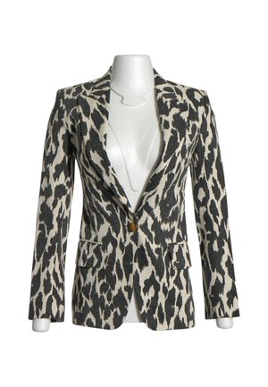 Sort og hvid dyreprint skræddersyet blazer med enkelt knaplukning og to forlommer med klap på en hvid mannequin torso.
