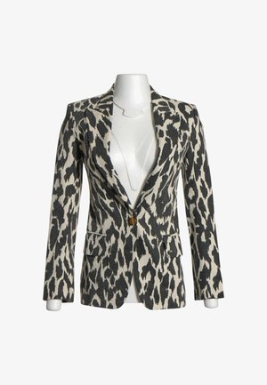 Blazer entallado con estampado animal en blanco y negro, cierre de un botón y dos bolsillos delanteros con solapa en un torso de maniquí blanco.