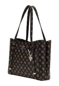 Sac fourre-tout noir avec motif en relief doré, poignées doubles, logo en métal et porte-clés décoratif. Texture en simili cuir lisse.