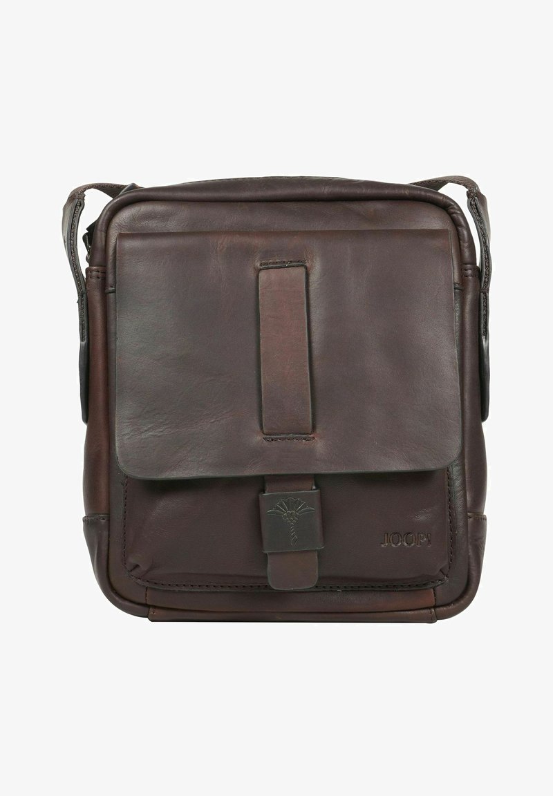 Sac messager en cuir marron avec fermeture à rabat, logo embossé, poche avant et bandoulière réglable. Texture lisse avec bords arrondis.