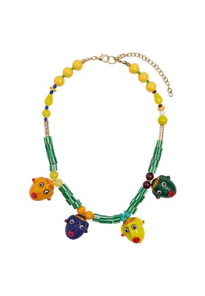 Naszyjnik z żółtymi, zielonymi i niebieskimi koralikami, z czterema kolorowymi ceramicznymi zawieszkami w kształcie twarzy w kolorach pomarańczowym, niebieskim, żółtym i zielonym na złotym łańcuszku z zapięciem.