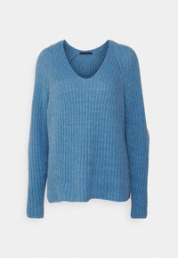 Sininen neulepusero, jossa on V-pääntie, pitkät hihat, ribbikuvio ja rento istuvuus. Kangas näyttää pehmeältä, ja siinä on hienovarainen väri gradientti.