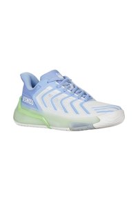 La scarpa da atletica K-Swiss presenta una toma in mesh azzurro chiaro, dettagli bianchi, una suola con texture e un tallone traslucido verde per un supporto aggiuntivo.