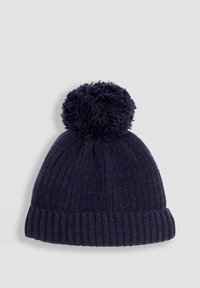 Căciulă tricotată albastră închis cu o margine striată și un pompon texturat în vârful ei. Fabricată dintr-un material moale, având un design simplu și o culoare uniformă.