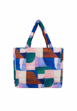 Sac fourre-tout matelassé avec un design en patchwork comprenant des formes multicolores, y compris des verts, des bleus, des roses et des accents marron. Poignées robustes.