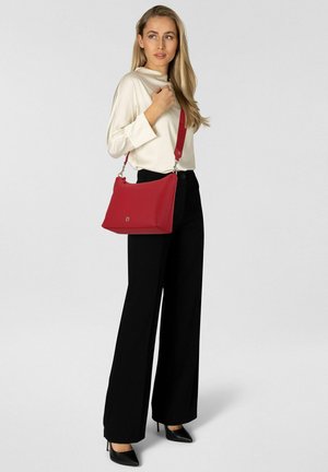 Rote Leder-Umhängetasche mit glatter Textur, rechteckiger Form und silberner Beschläge. Verfügt über einen verstellbaren Riemen für Vielseitigkeit.