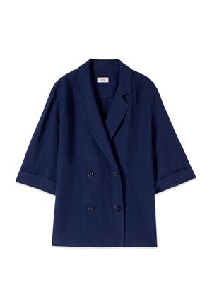 Marineblauwe dubbelrijige blazer met driekwart mouwen, notchrevers en vier knopen aan de voorkant, plat neergelegd op een witte achtergrond.