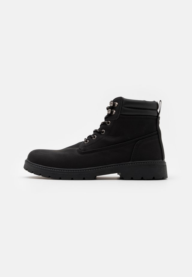 Botki sznurowane - black